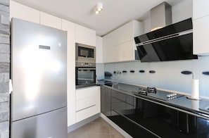 Lägenhet (Two Bedroom Apartment) | Eget kök | Kylskåp, mikrovågsugn, spishäll och diskmaskin