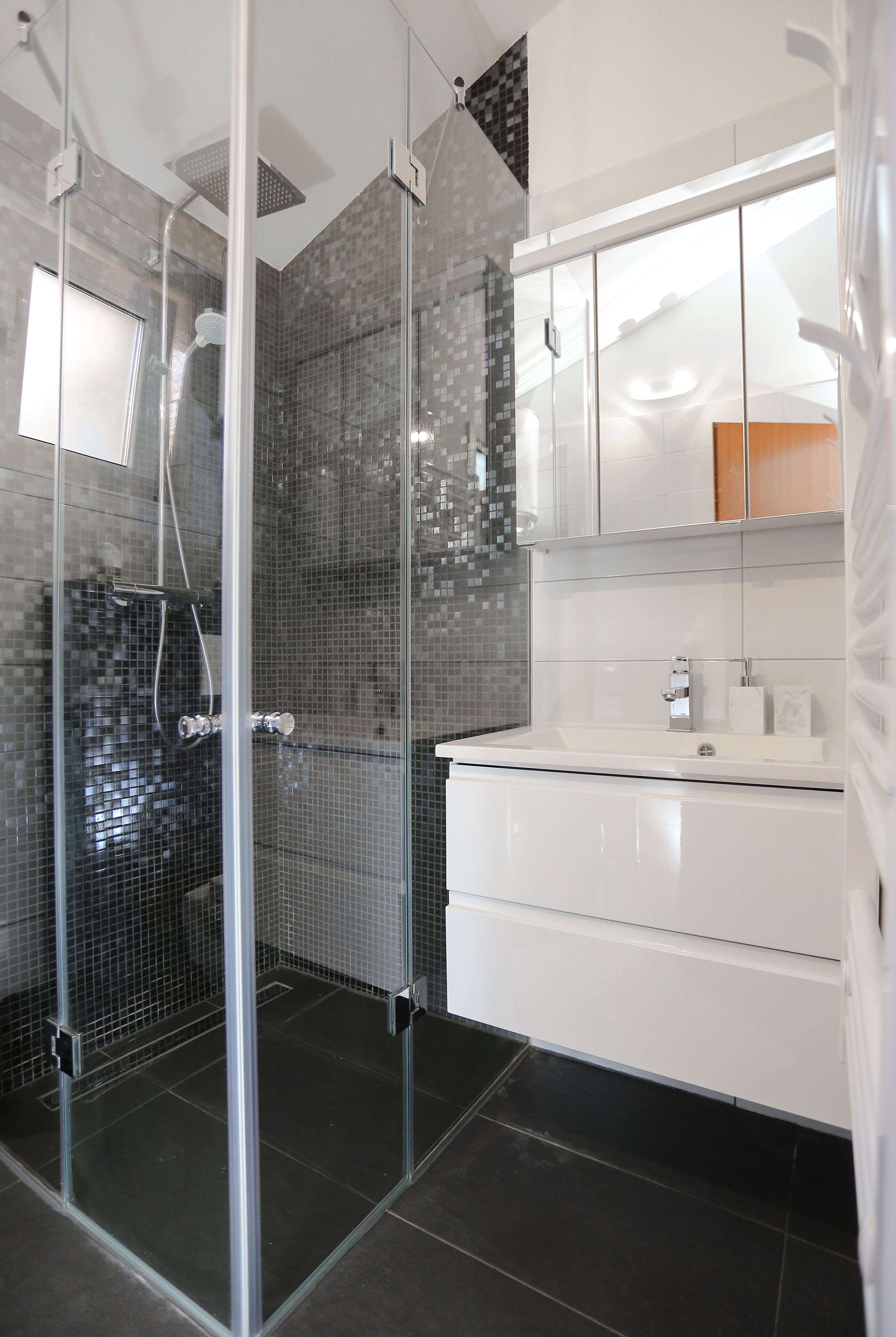 Appartamento (Two Bedroom Apartment) | Bagno | Doccia, asciugacapelli, asciugamani