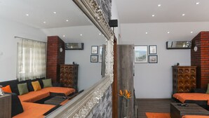 公寓 (Two Bedroom Apartment) | 客廳 | 平面電視