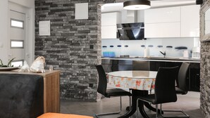 公寓 (Two Bedroom Apartment) | 飯廳