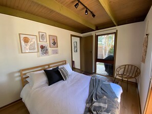 3 bedrooms, iron/ironing board, free WiFi, bed sheets - Perfect for family, group or couples getaway. - 1 km from Red Rocks beach (Cowes)