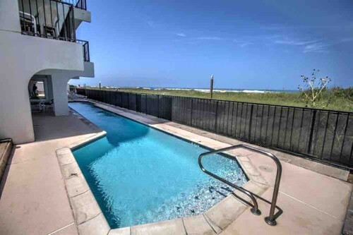 Studio on the beach! balcony ocean view, sleeps 4. pool, hot tub, BBQ.