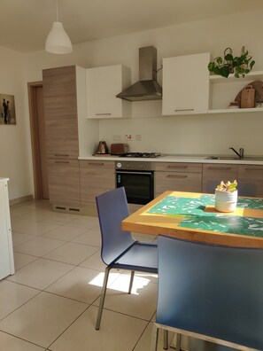 Jääkaappi, uuni, vedenkeitin, leivänpaahdin