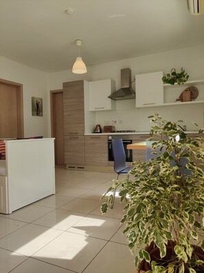 Jääkaappi, uuni, vedenkeitin, leivänpaahdin