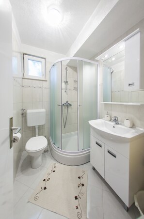 Departamento (Apartment with Sea View and Terrace) | Baño | Regadera y toallas 