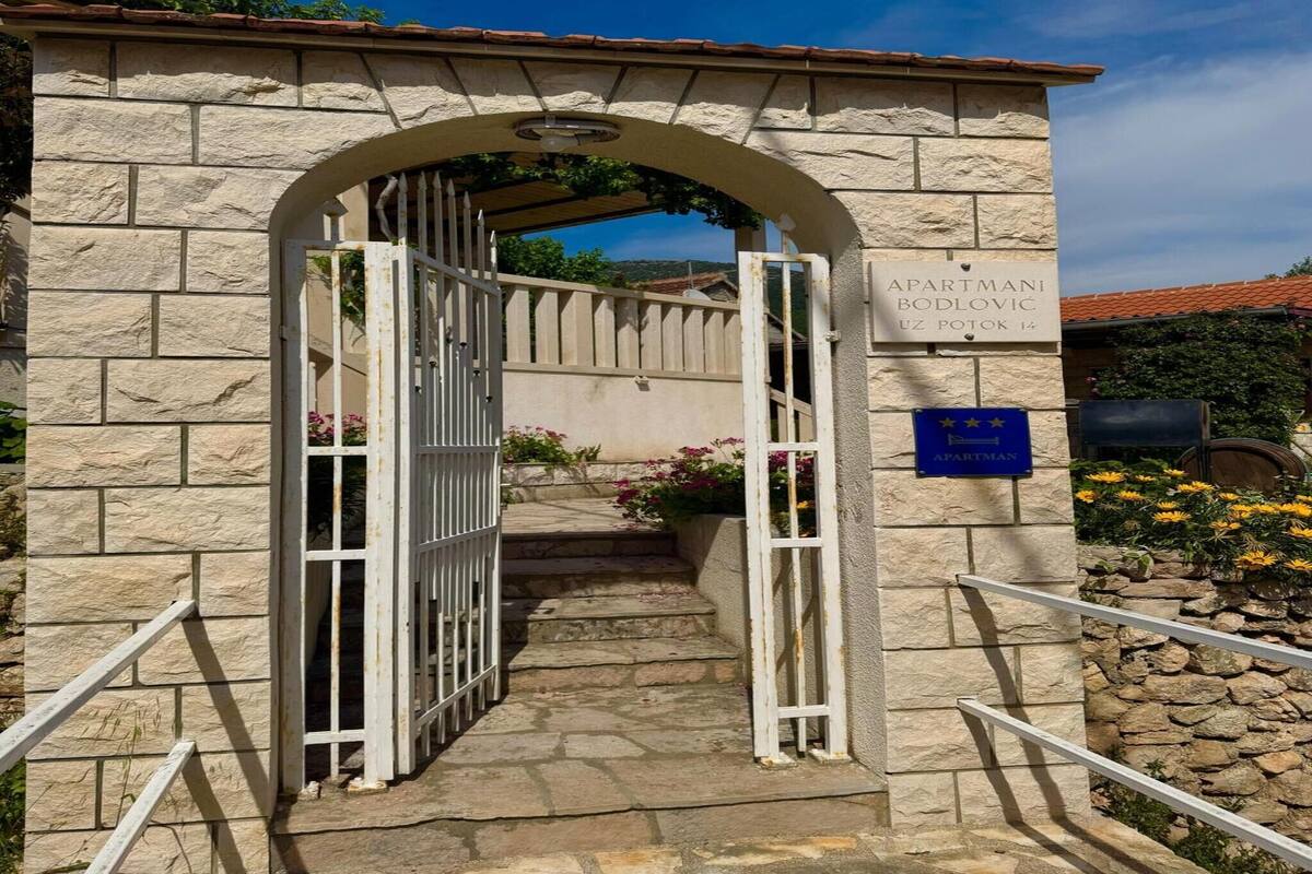 Um edifício de pedra com uma placa indicando