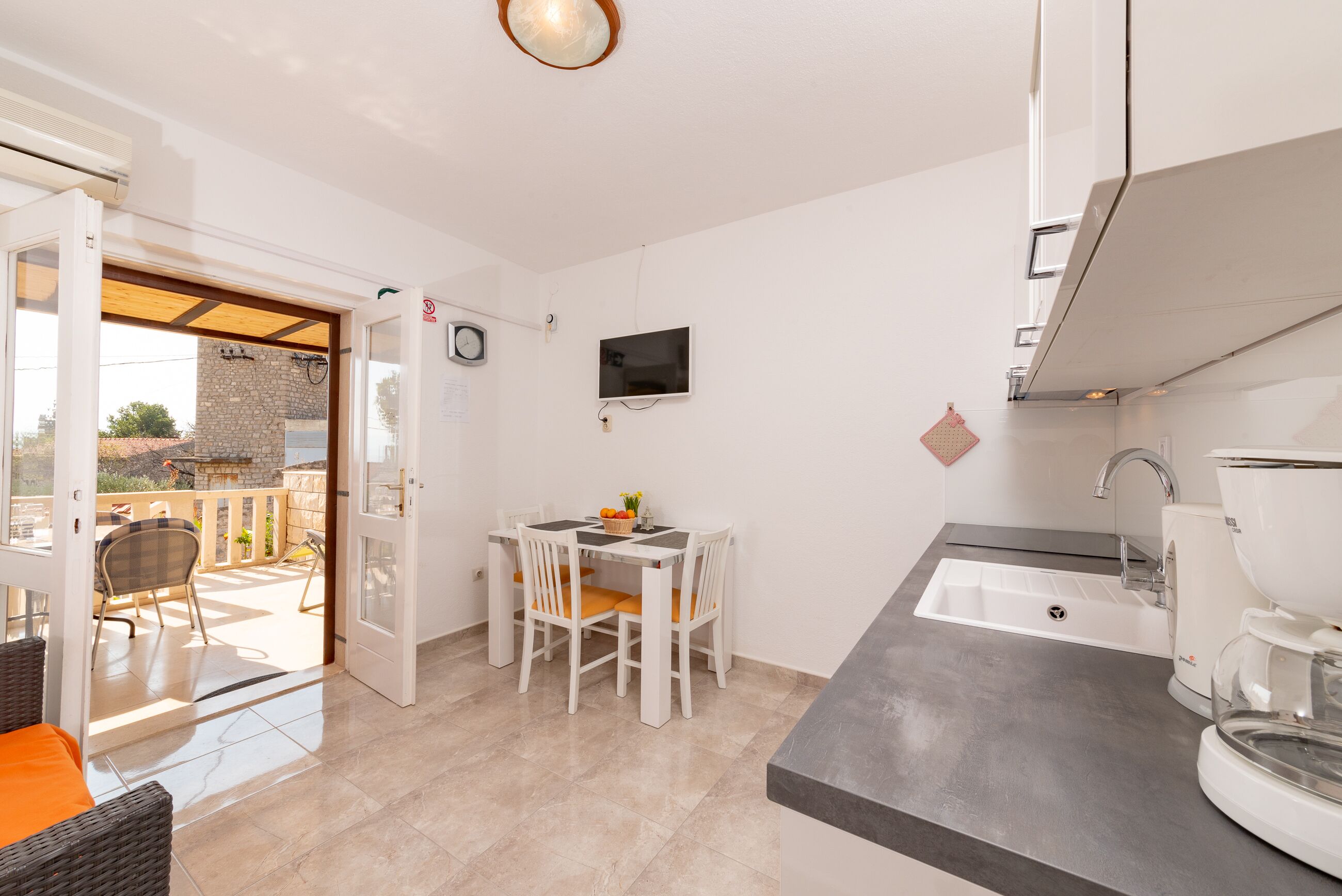 Apartment (Apartment with Sea View and Terrace) | Private kitchen | Fridge, electric kettle
