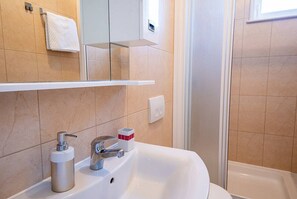 Apartment (Standard Apartment with Terrace) | Bathroom | Shower, towels