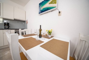 Lägenhet (Standard Apartment with Terrace) | Matsal