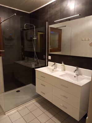 Shower, towels