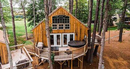 SkyView Treehouse Lakefront Private Hot Tub