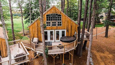 SkyView Treehouse Lakefront Private Hot Tub
