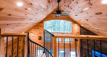 SkyView Treehouse Lakefront Private Hot Tub