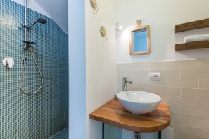Doppia Basic | Bagno | Doccia, asciugacapelli, bidet, sapone