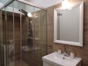 Grand-lejlighed - 2 soveværelser | Badeværelse | Brusehoved med spredningseffekt, gratis toiletartikler, hårtørrer