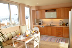 Standaard loft, uitzicht op bergen | Privékeuken | Een koelkast/vriezer, een koffiezetapparaat/waterkoker, een waterkoker