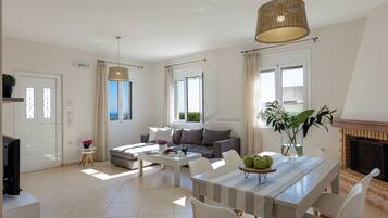 Smart TV, fireplace, ping pong, stereo