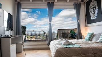 Luxury-Doppelzimmer, Balkon | Allergikerbettwaren, Daunenbettdecken, Zimmersafe, individuell dekoriert