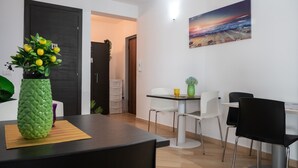 Un espace repas moderne comprenant une table, des chaises et un vase décoratif en forme d’ananas.