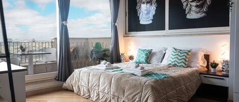 Lyxigt dubbelrum - balkong | Allergitestade sängkläder, duntäcken och värdeförvaringsskåp på rummet