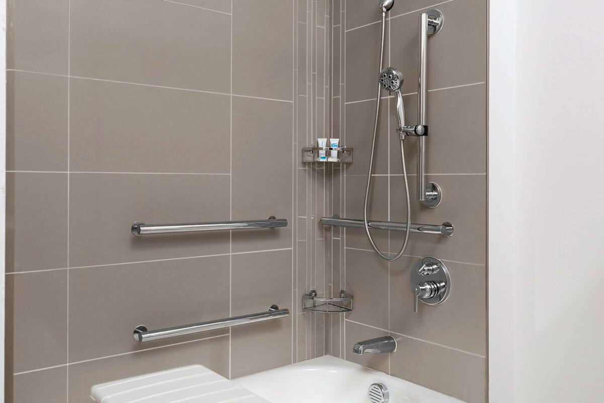 Ein modernes Badezimmer mit Dusche, Toilette und Waschbecken.
