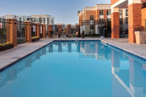 Una piscina al aire libre de temporada