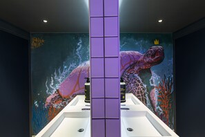 Shower, rainfall showerhead, hair dryer - Jo&Joe Paris Nation - Hostel (Paris)