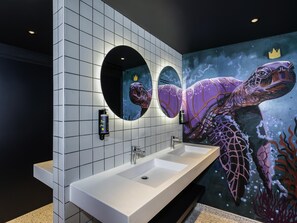 A bathroom with two sinks, a large mirror, and a mural of a sea turtle. - Jo&Joe Paris Nation - Hostel (Paris)