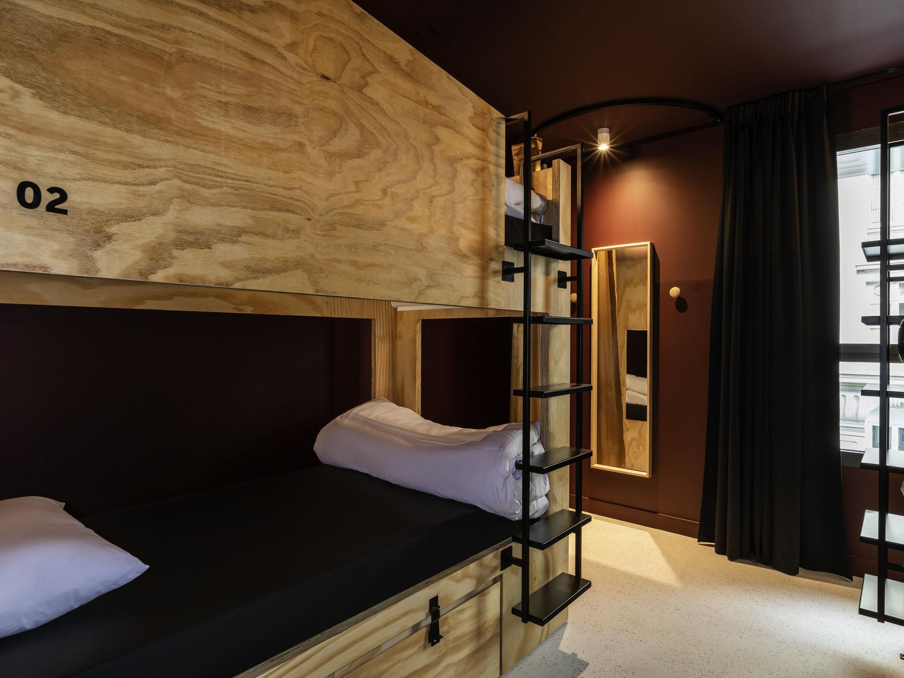 Chambre pour 4 personnes avec salle de bains privée | Cortinas blackout, insonorización, wifi gratis y ropa de cama 