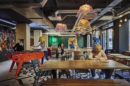 Breakfast, lunch, dinner served; Italian cuisine