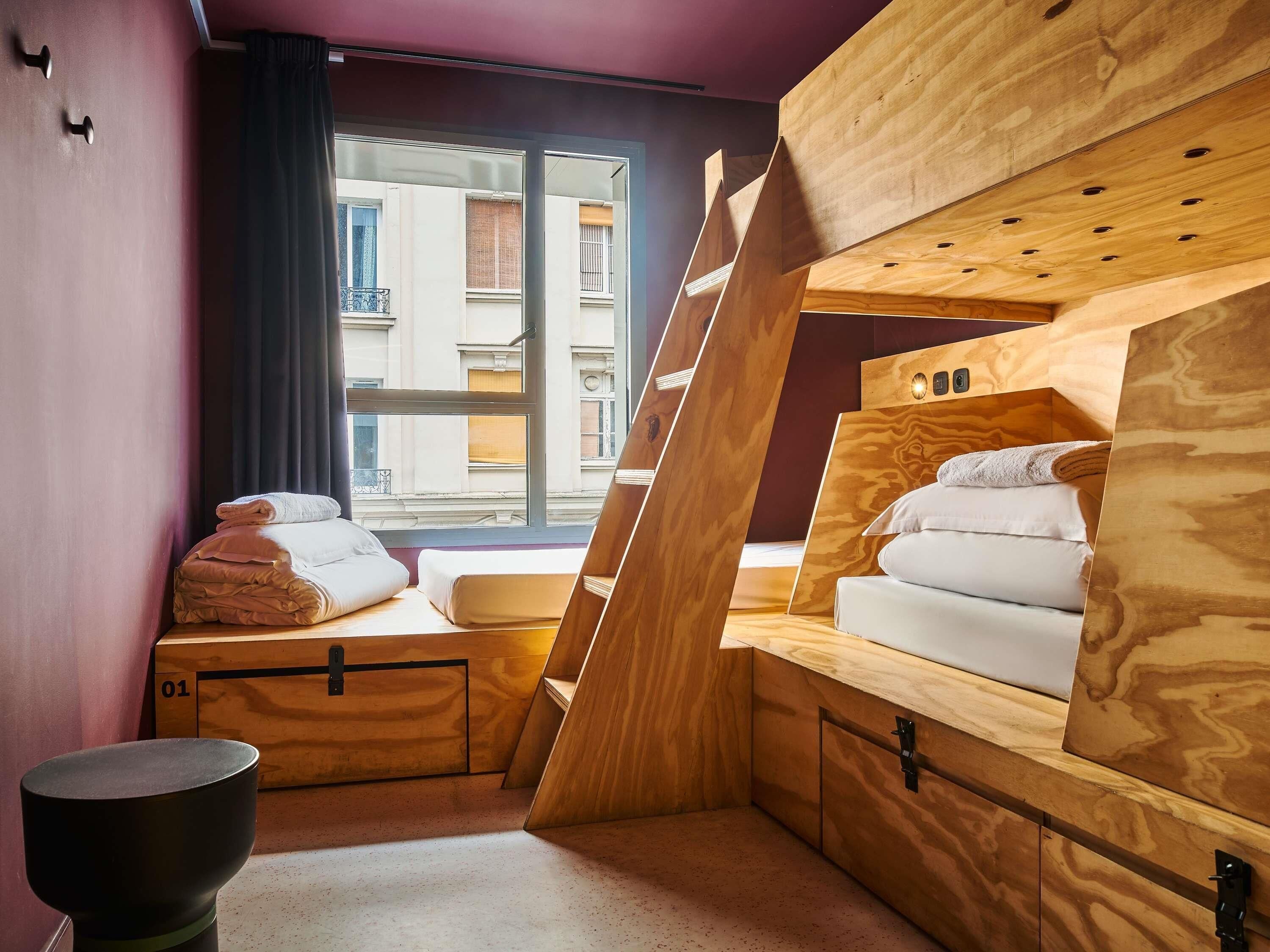 Chambre triple avec salle de bains privée | Cortinas blackout, insonorización, wifi gratis y ropa de cama 