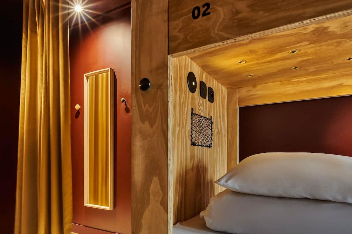Chambre privée pour 6 personnes avec salle de bains partagée | Blackout drapes, soundproofing, free cribs/infant beds, free WiFi