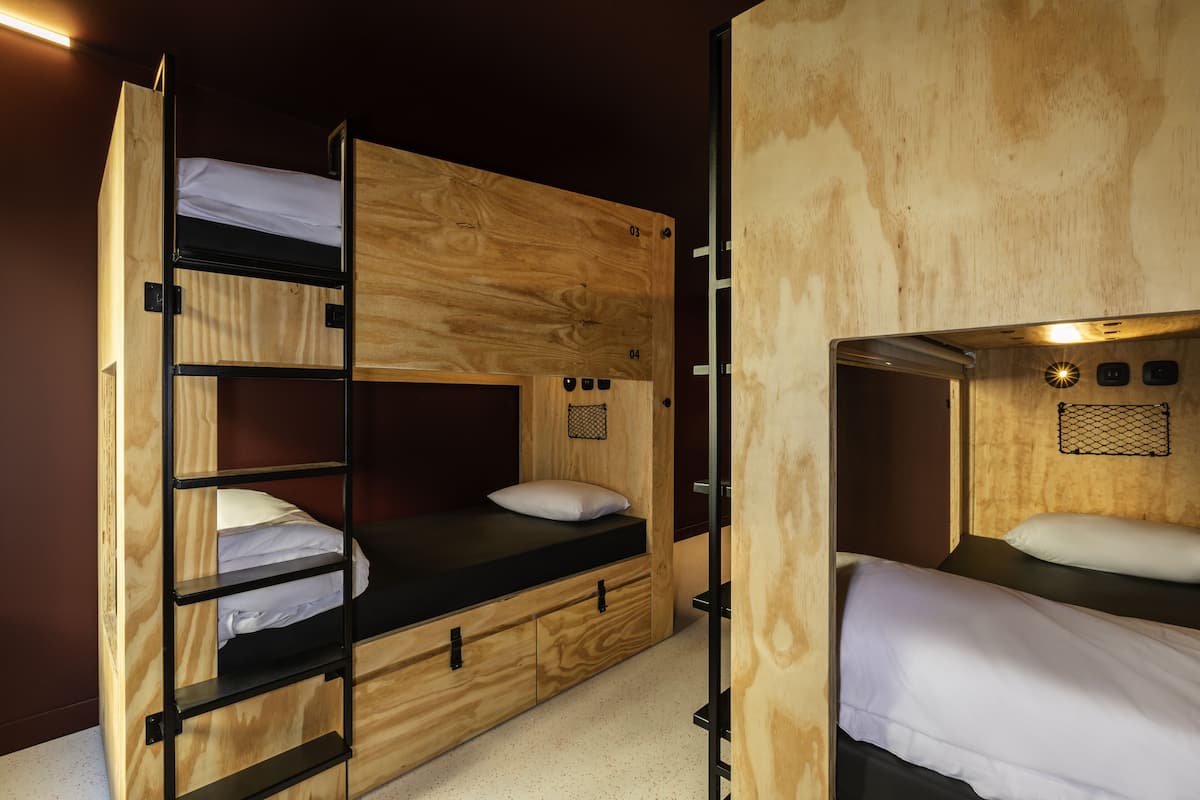 Cortinas blackout, insonorización, wifi gratis y ropa de cama