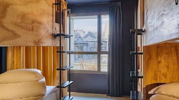 Chambre privée de 8 personnes avec salle de bains partagée | Blackout drapes, soundproofing, free WiFi, bed sheets