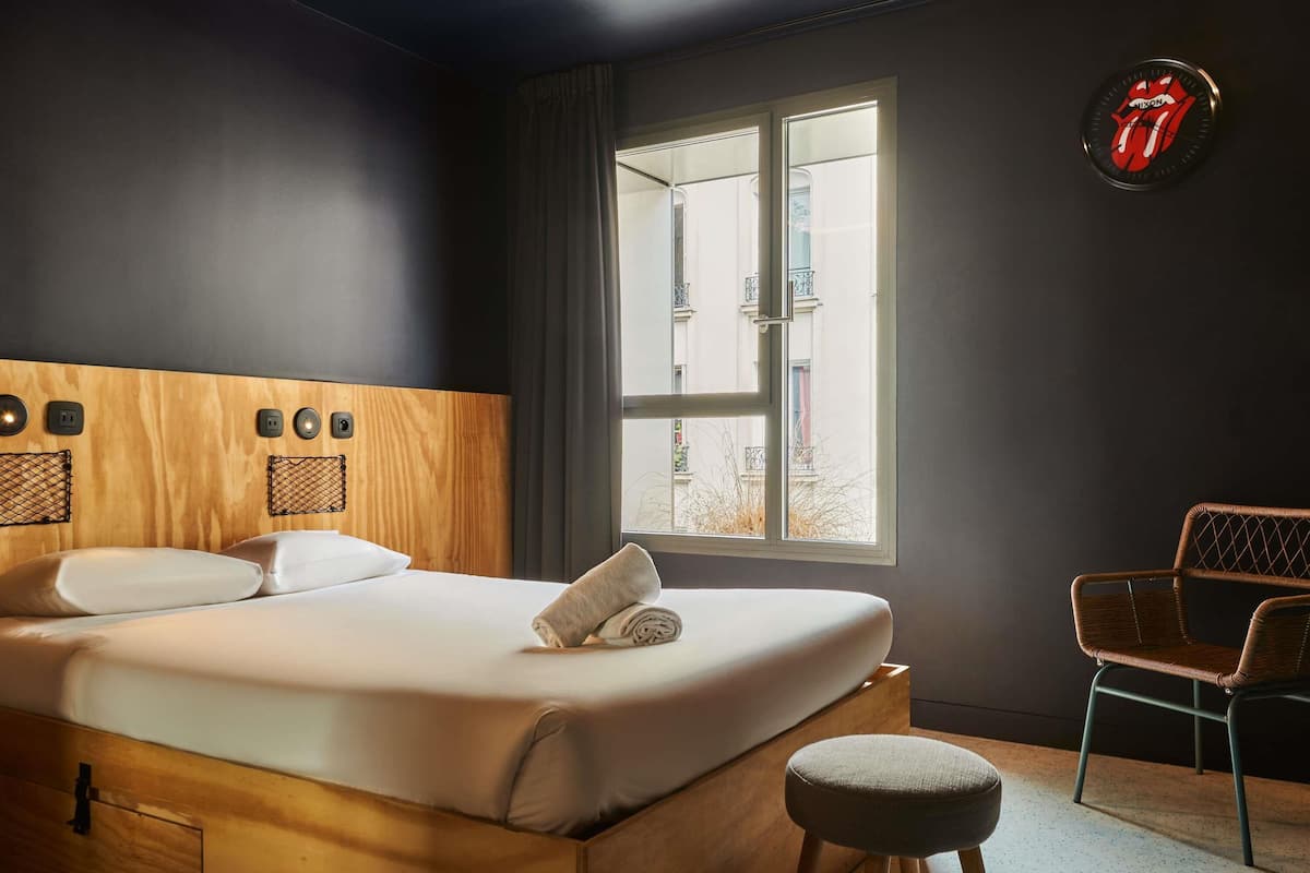 Blackout curtains, soundproofing, free WiFi, bed sheets