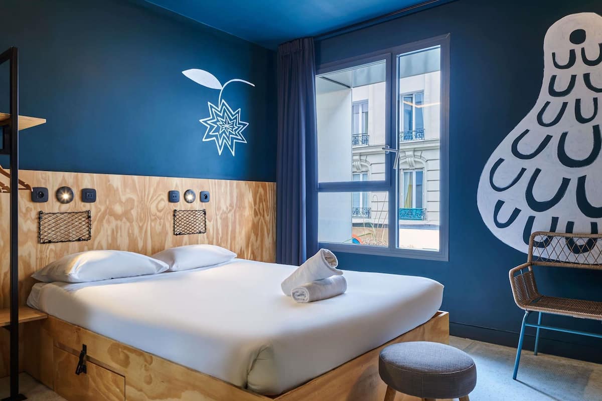 Chambre Double avec salle de bains privée - Accessible aux personnes à mobilité réduite | Blackout drapes, soundproofing, free WiFi, bed sheets