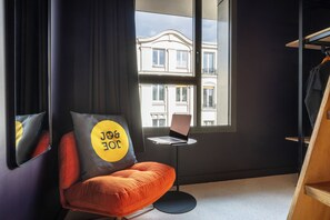 Chambre Double XL avec salle de bains privée | Blackout curtains, soundproofing, free cots/infant beds, free WiFi
