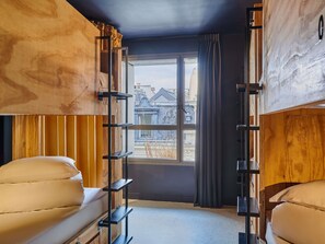 Chambre privée de 8 personnes avec salle de bains partagée | Cortinas opacas, sistema de insonorización, wifi gratis y ropa de cama