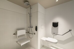 Chambre Double avec salle de bains privée - Accessible aux personnes à mobilité réduite | Bathroom | Shower, rainfall showerhead, hair dryer - Jo&Joe Paris Nation - Hostel (Paris)
