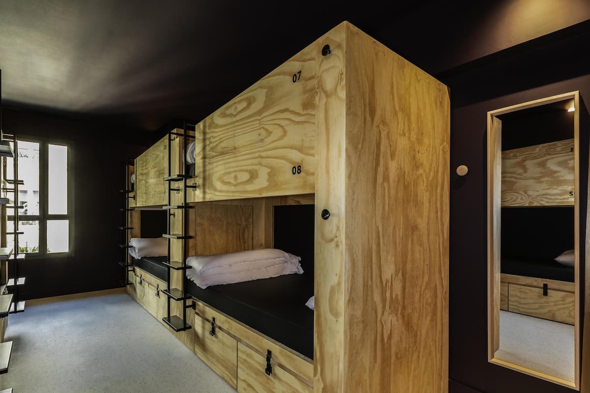 Chambre privĂ©e de 8 personnes avec salle de bains partagĂ©e | Rideaux dâobscurcissement, systĂšme dâinsonorisation