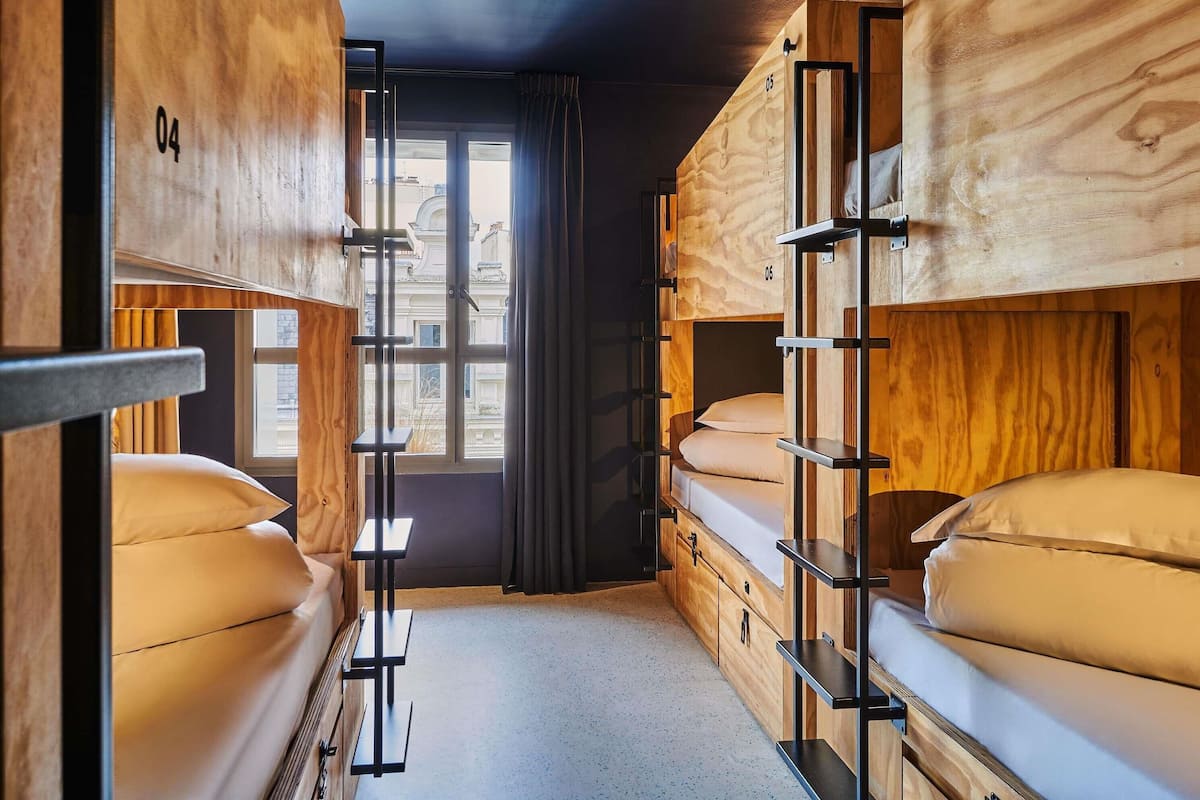 Chambre privée de 8 personnes avec salle de bains partagée
