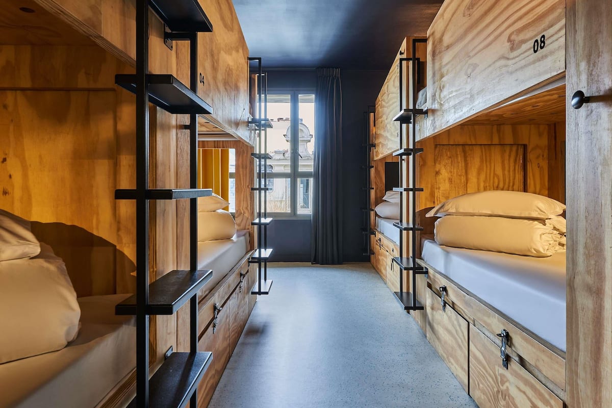 Chambre privée de 8 personnes avec salle de bains partagée | Blendingsgardiner, lydisolert, wi-fi (inkludert) og sengetøy