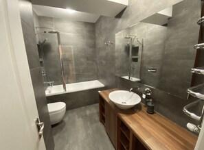 Combined shower/tub, bidet