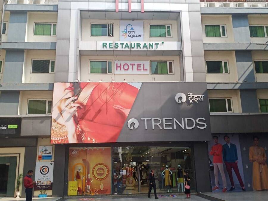 A hotel with a restaurant and a store named 'Trends'.