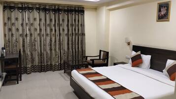 Individually furnished, desk, laptop workspace, free WiFi