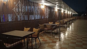 Petit déjeuner et déjeuner servis sur place, restauration en plein air