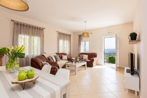 Smart-TV, Kamin, Tischtennisplatte, Stereoanlage