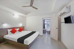 1 bedroom, premium bedding, desk, iron/ironing board