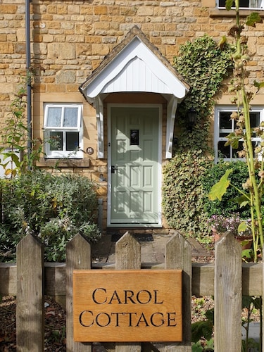 Cosy Carol Cottage Just Off The High Street