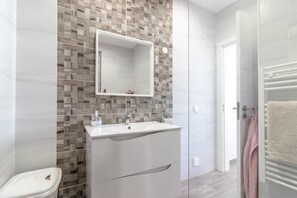 Shower, hair dryer, towels - Casa Ferrolho , walk to beach and Carvoeiro centre (Carvoeiro)